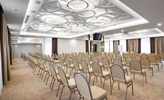 Ramada Hotel & Suites by Wyndham Novosibirsk Zhukovka