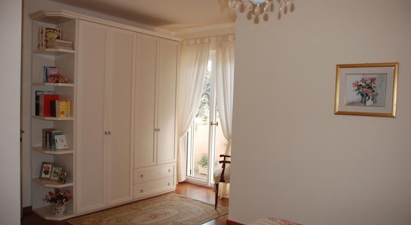 双卧室湖景公寓