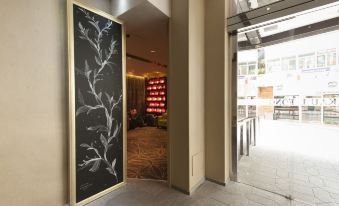 The restaurant has an open doorway leading to another room and a decorative wall at Lan Kwai Fong Hotel @ Kau U Fong