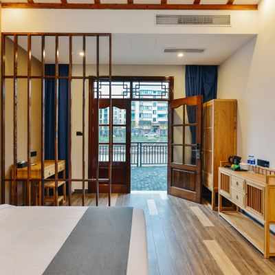 河畔豪華大床房 上海林隱假日飯店優惠