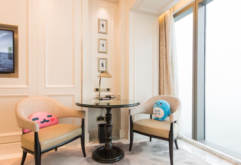 the Langham HaikouPlayful Family Theme Sea-view Room