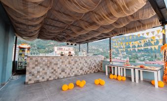 an outdoor event with a bar , balloons , and a view of the city from above at Mandarin