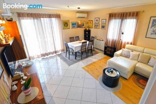 带阳台和海景的两卧室公寓