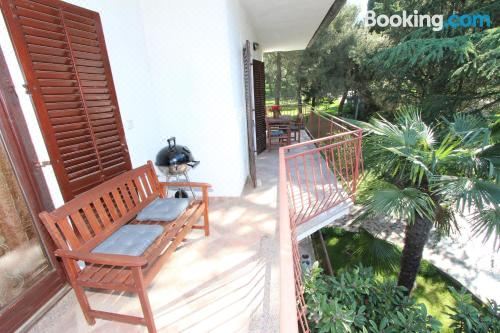 带阳台的两卧室公寓