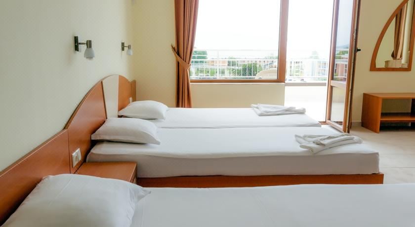 带阳台的小型套房