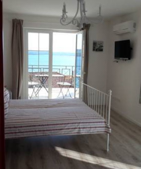 带阳台和海景的豪华双人房