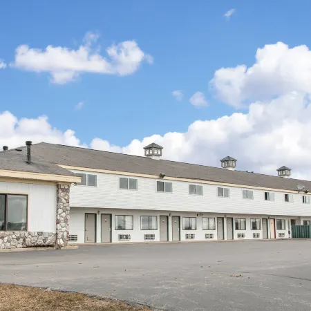 Super 8 by Wyndham Petoskey Отели в г. Петоски