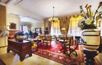 International au Lac Historic Lakeside Hotel