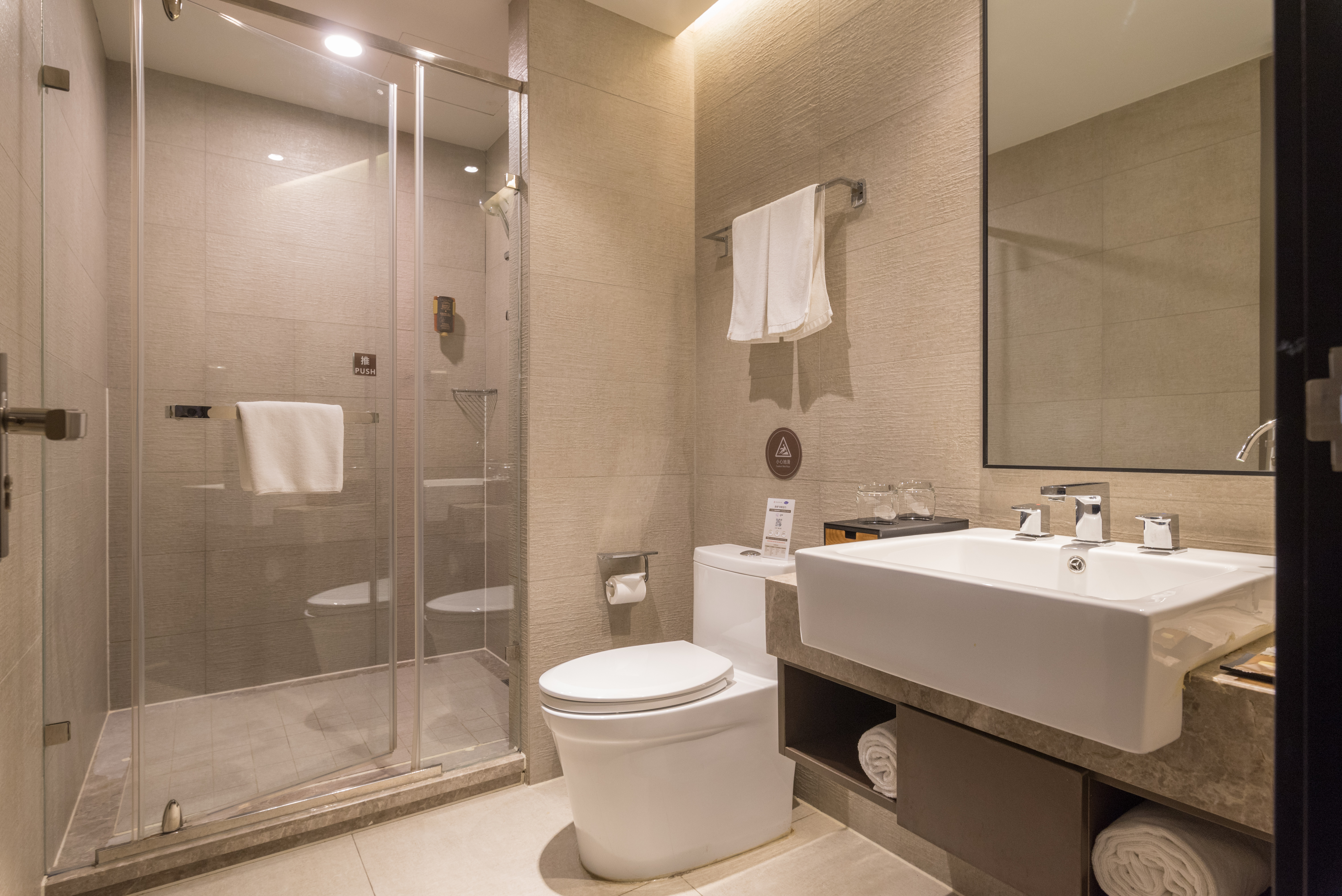 高級雙床房（辦公桌椅+獨立衞浴）