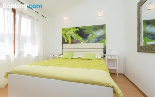 带阳台的两卧室公寓