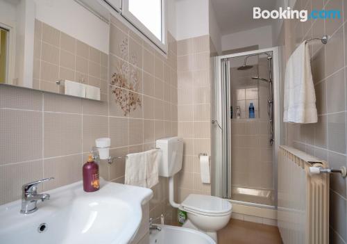 带阳台的两卧室公寓