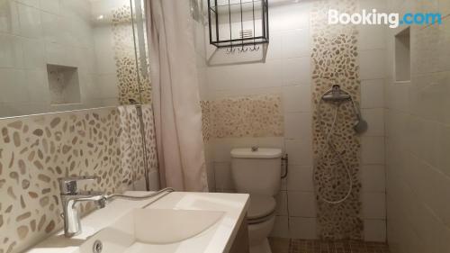 带按摩浴缸的家庭两卧室房