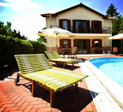 Hullám Villa B&B โรงแรมใน