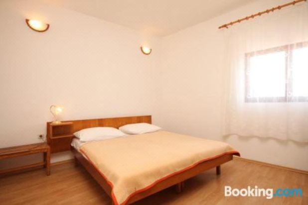 带阳台和海景的两卧室公寓