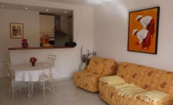 One Bedroom Apartment in Cannes Walking Distance from The Beaches and Shopping of Central Cannes 878