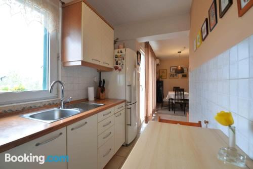 带阳台和海景的两卧室公寓