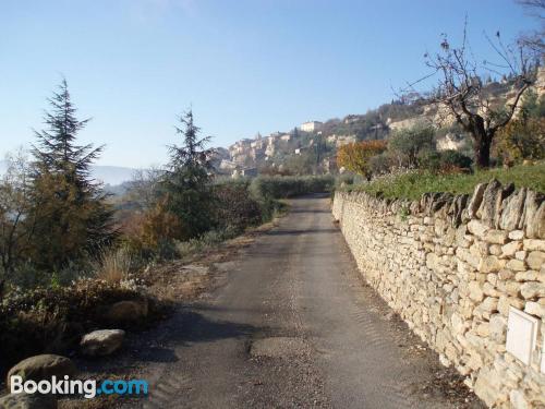 带按摩浴缸的家庭两卧室房