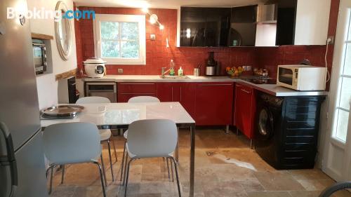 带按摩浴缸的家庭两卧室房