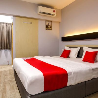 Deluxe King Room OYO 44066 Unikarya Lodge Promo Code