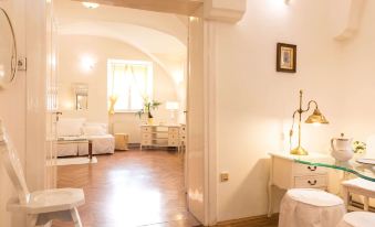 Bright and Charming Apt. in The Heart of Old Town