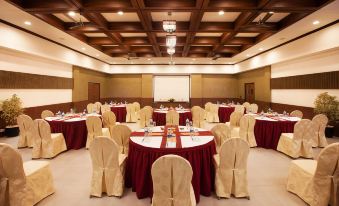 a conference room set up for a meeting , with tables and chairs arranged in rows at Sterling Munnar