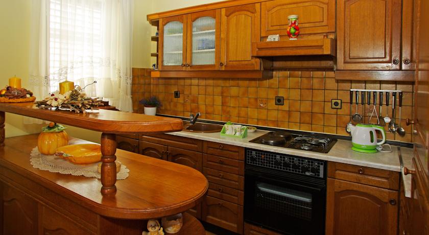 带露台的三卧室公寓