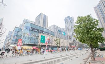 Huayang Jingpin Hotel (Wuhan Happy Valley Renhe Road Subway Station Branch)