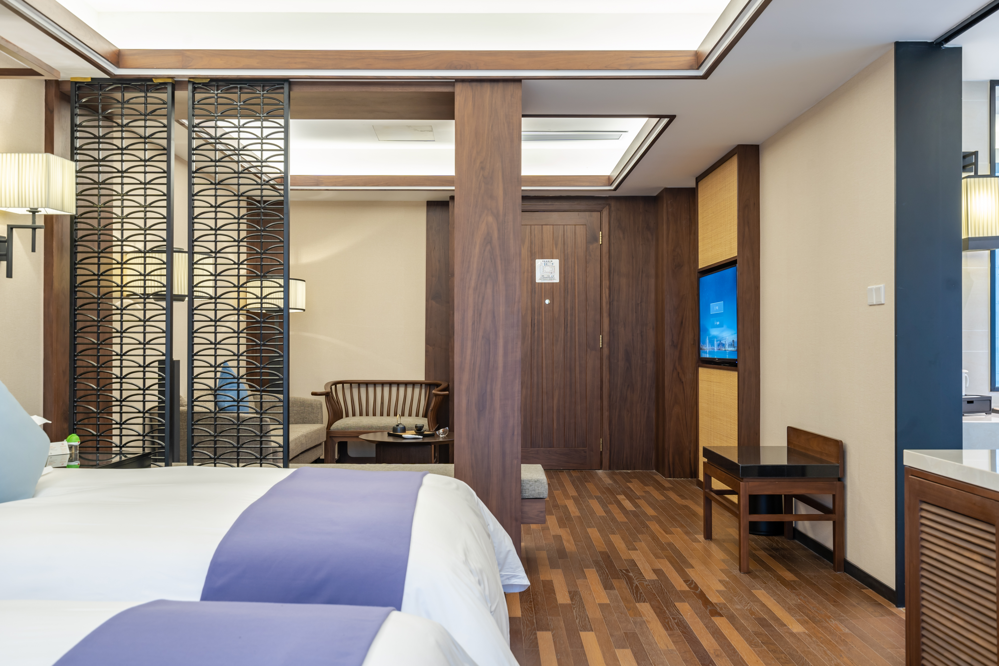 Junting Twin Suite (Two-Bedroom Meeting Space + Tub + Electric Window + Double Sinks)