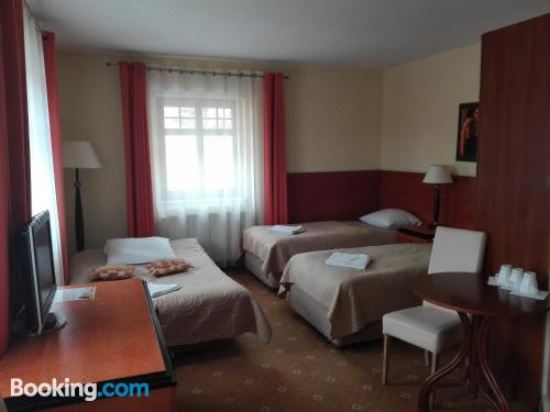 四人间（2位成人和2名小童）