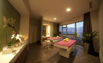 a room with two massage tables , one on the left and the other on the right , both covered in pink sheets at Vitality Hotel Punta