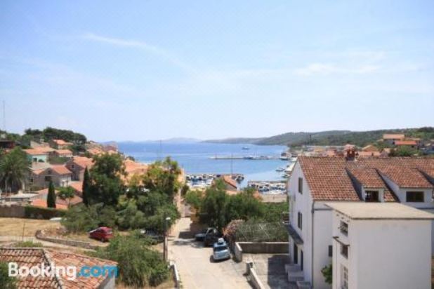 带阳台和海景的两卧室公寓