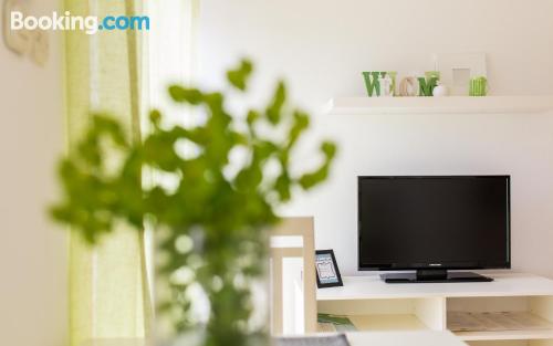 带阳台的两卧室公寓