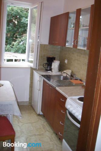 带阳台和海景的两卧室公寓