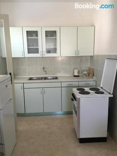 带阳台的两卧室公寓