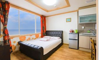 Donghae Beach Gallery Bed and Breakfast