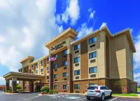 La Quinta Inn & Suites by Wyndham Midwest City - Tinker AFB Hotel di 