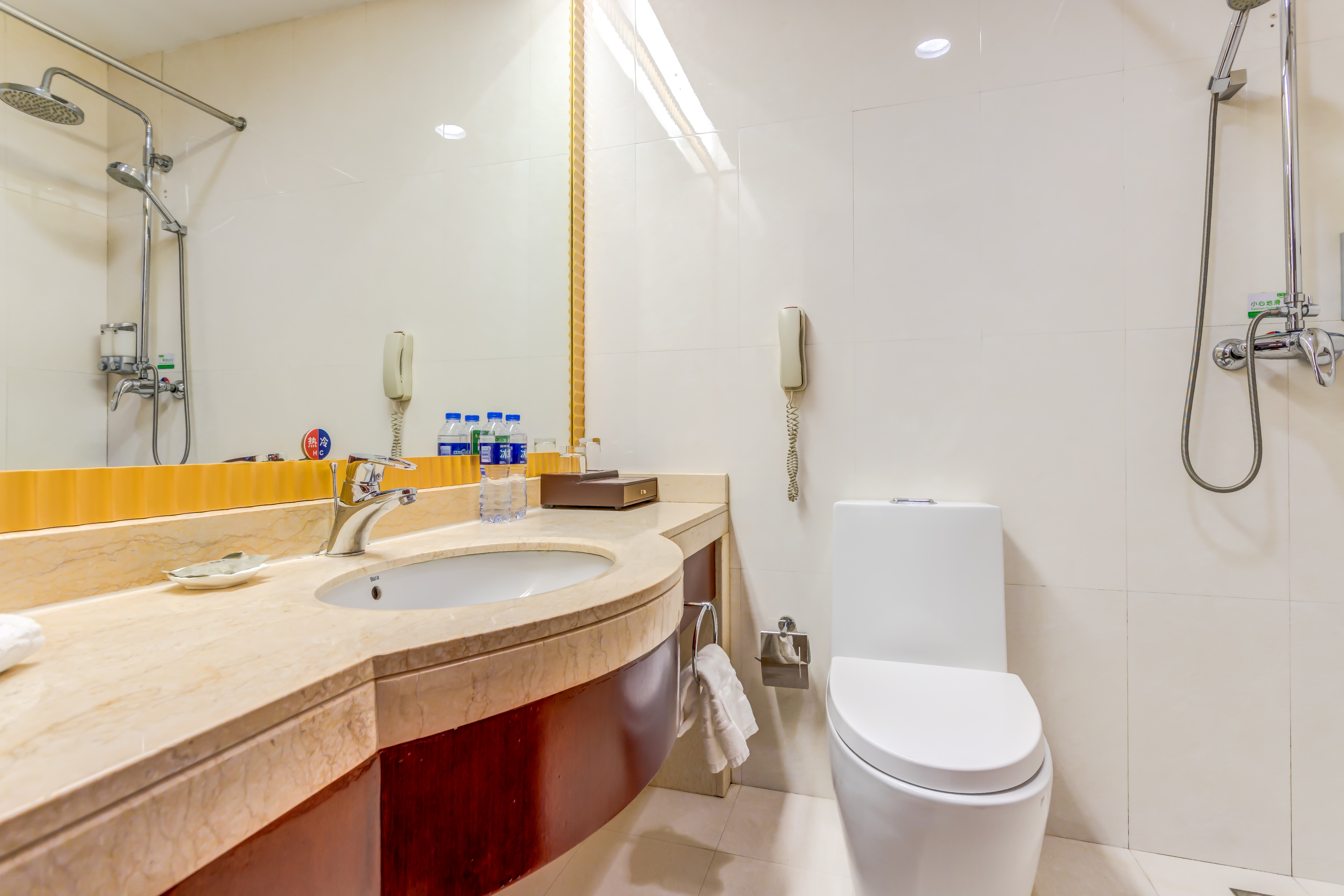 晨曦舒適大床房