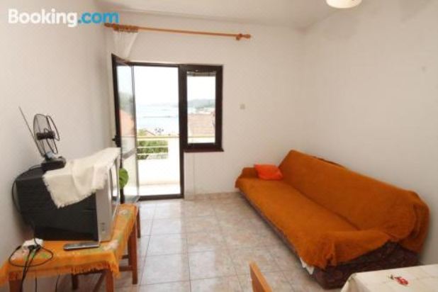 带阳台和海景的两卧室公寓