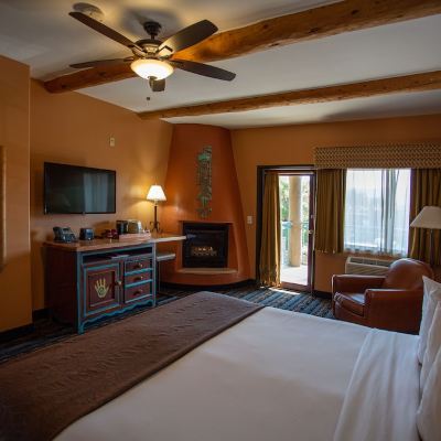 Deluxe Room, 1 King Bed, Fireplace, Mountain View