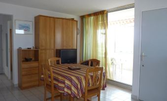 Apartment with 2 Bedrooms in Le GrauduRoi with Furnished Balcony 800 m from The Beach