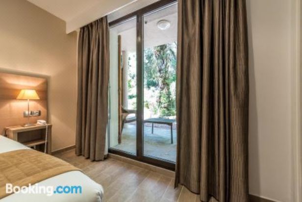 带花园侧面和露台的双人房