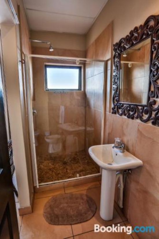 带阳台及海景的特大床房