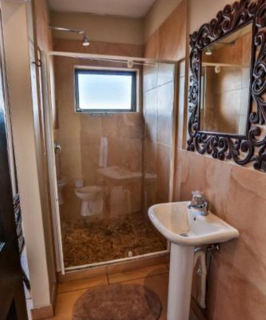 带阳台及海景的特大床房