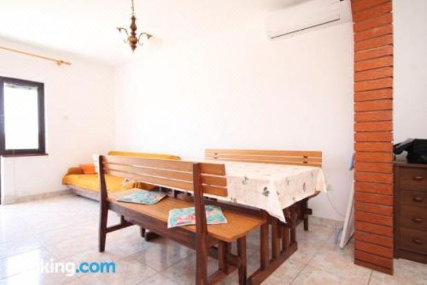 带阳台和海景的两卧室公寓