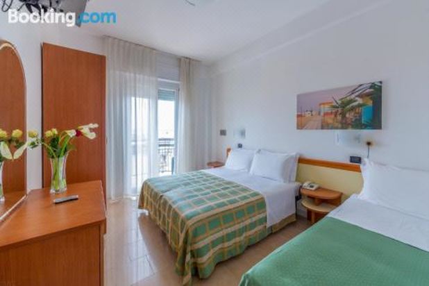 带阳台的三人房