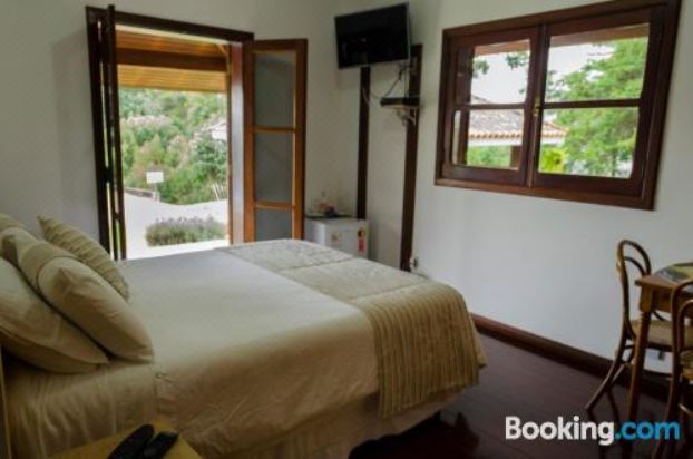 带山景的双人间