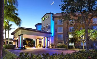Holiday Inn Express & Suites Naples Downtown - 5TH Avenue