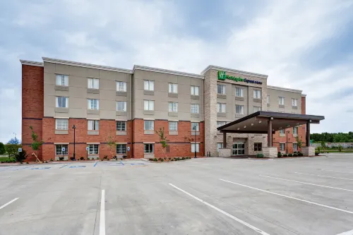 Holiday Inn Express & Suites MANHATTAN by IHG