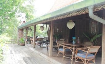 Thai Teak House Garden Homestay