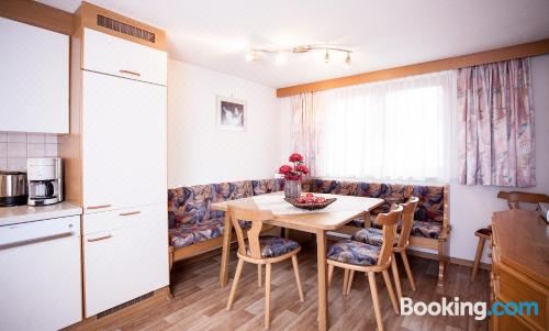 带阳台的三卧室公寓